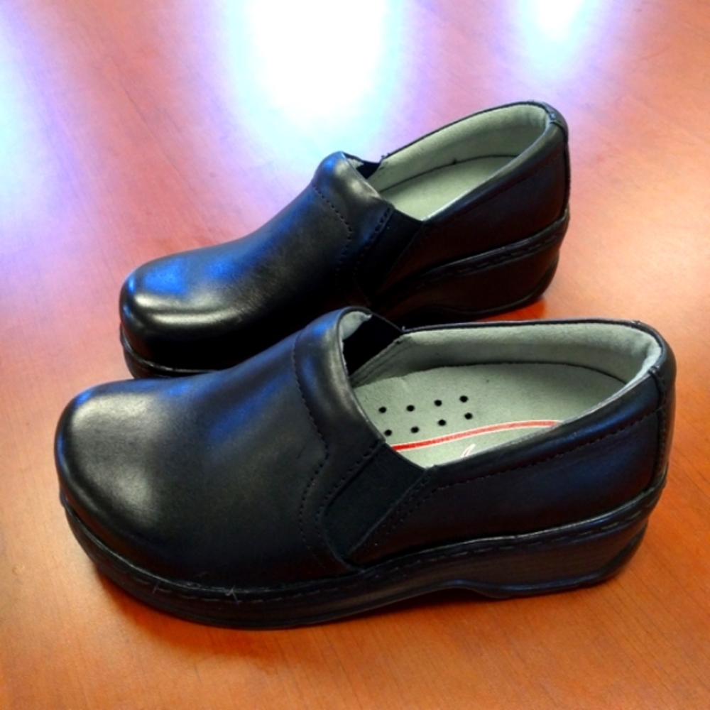 Klogs - Picture 2 of 11